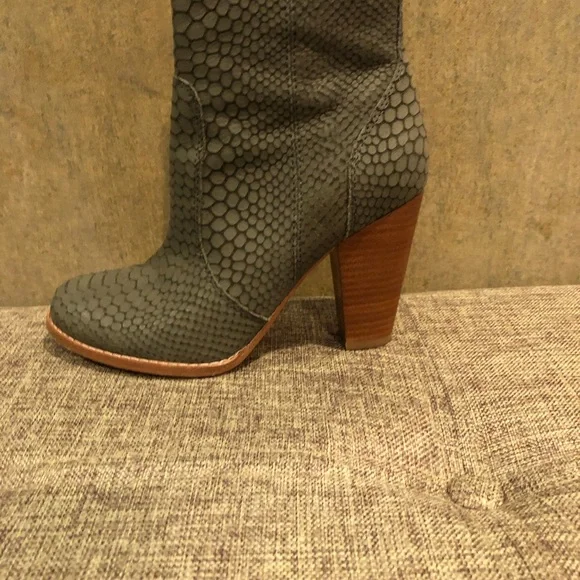 Stylish Green Ankle Boots - Picture 2 of 4